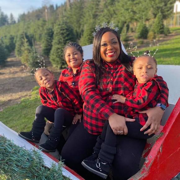 Profile Picture of Keli Moore (@keli_moore09) on Poshmark