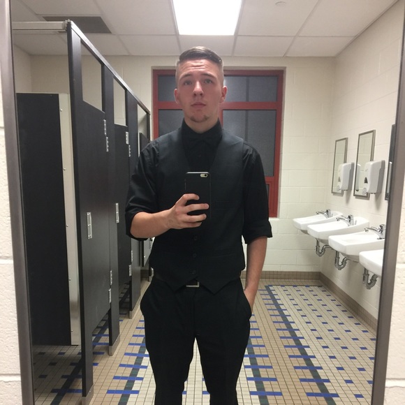 Profile Picture of George Gray (@georgegray81198) on Poshmark