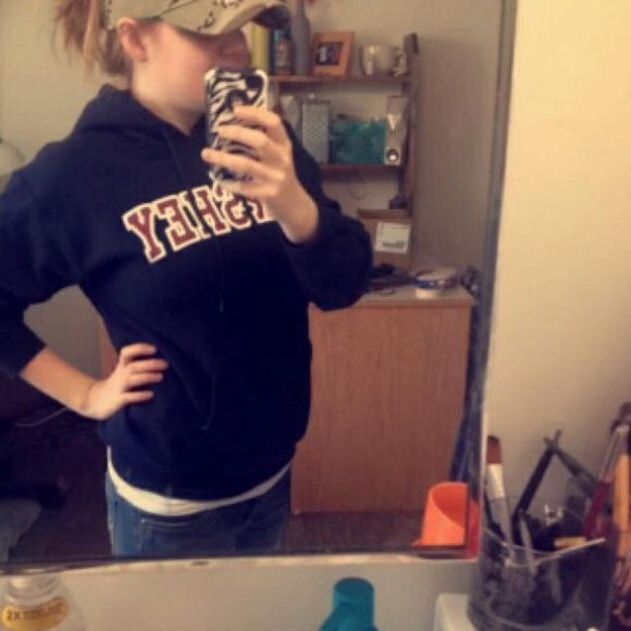 Profile Picture of Dayna Thomas (@daynikole) on Poshmark