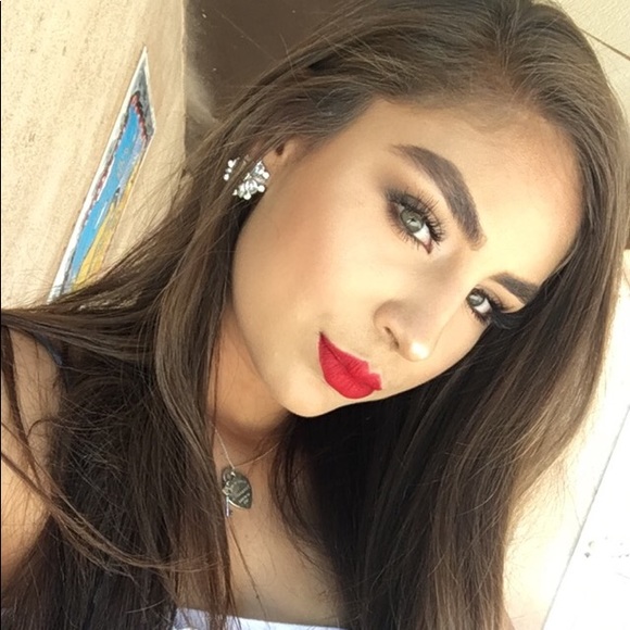 Profile Picture of Dominique Lucero (@dlucero3) on Poshmark