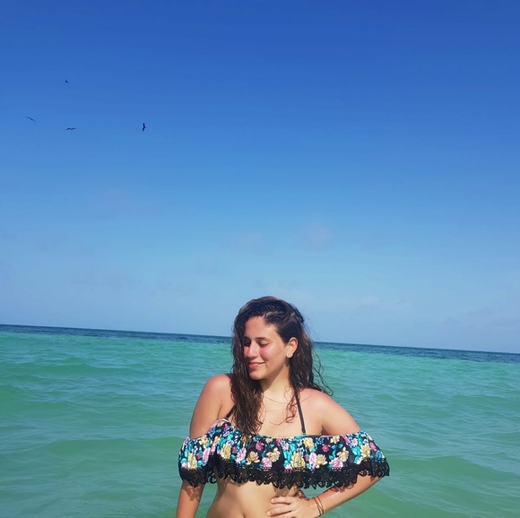 Profile Picture of Jasnelia Beuses (@jasnelianb) on Poshmark