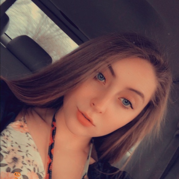 Profile Picture of Madison Server (@maddy_server) on Poshmark