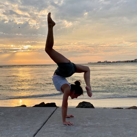 Profile Picture of Emily Broida (@embroida22) on Poshmark