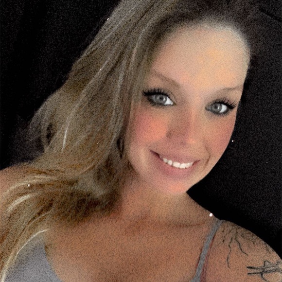 Profile Picture of Julie Seagraves (@julie_seagraves) on Poshmark