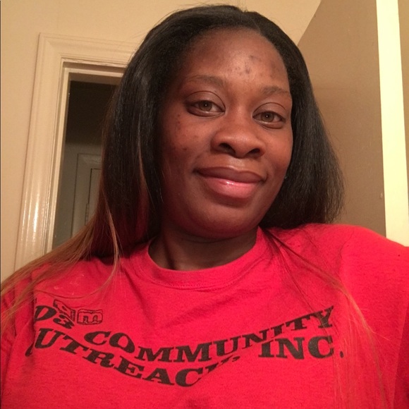 Profile Picture of Aaronia Craig (@aaronia17) on Poshmark