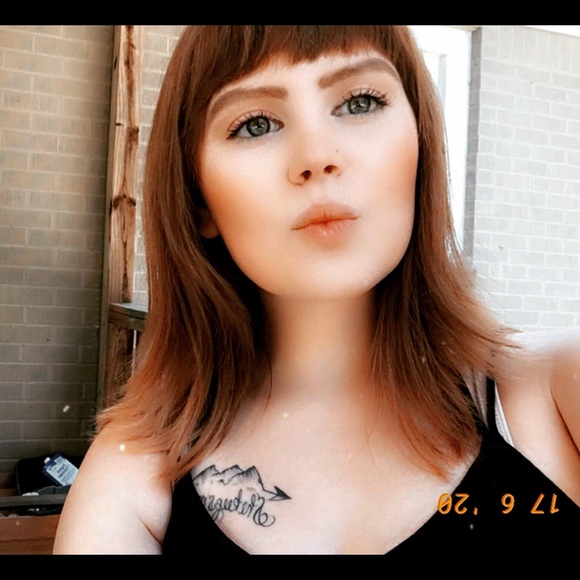 Profile Picture of Anna Carlton (@itsme1234x) on Poshmark