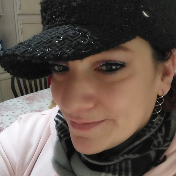 Profile Picture of Rae Stalilionis (@rae_stalilionis) on Poshmark