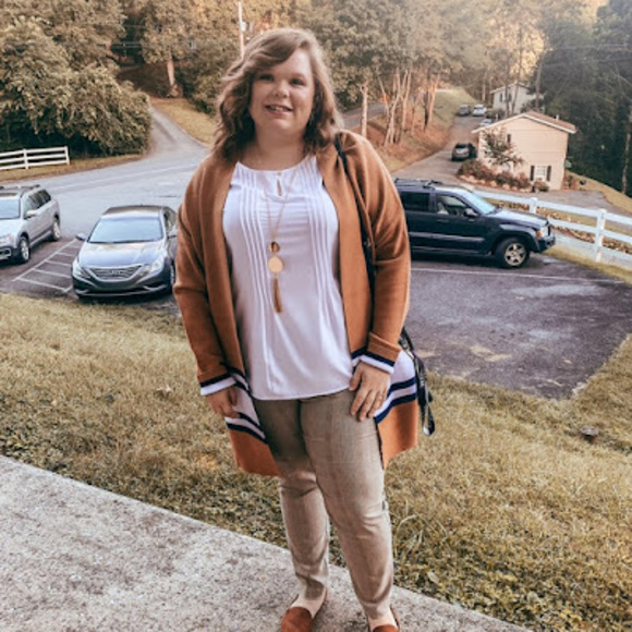 Profile Picture of Danielle Cromer (@danielle_cromer) on Poshmark