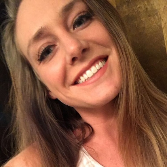 Profile Picture of Julie Cornell (@jcornell91) on Poshmark