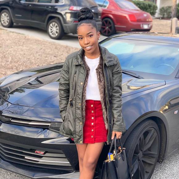 Profile Picture of Ariel Raymond (@hautieee) on Poshmark