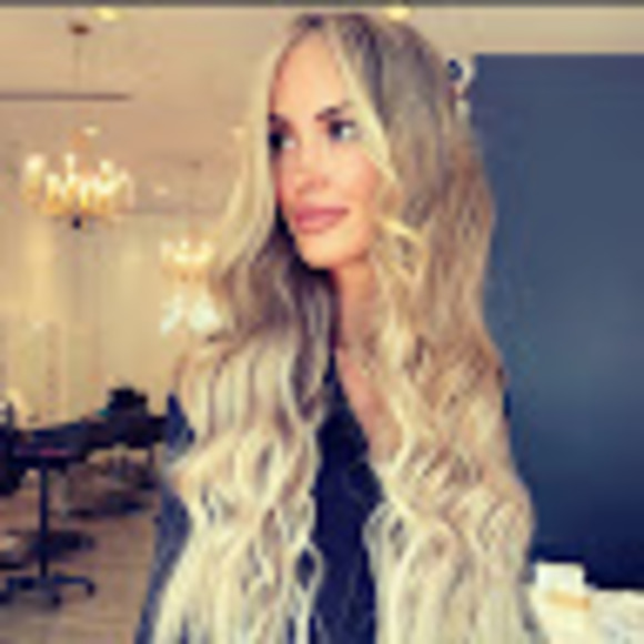 Profile Picture of Amber Singleton (@ambersinglet933) on Poshmark