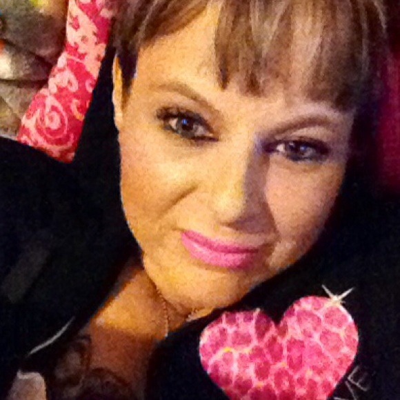Profile Picture of Chelle Connely (@beechelle) on Poshmark