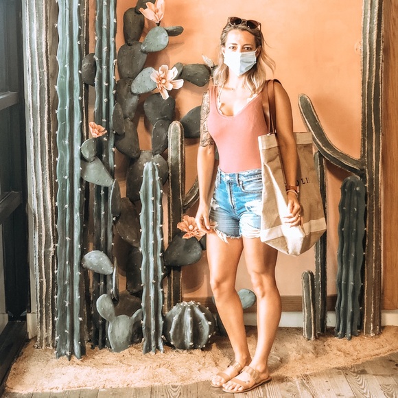 Profile Picture of Jaclynn Andersen (@jaclynnrenee) on Poshmark