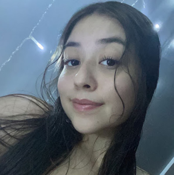 Profile Picture of Samantha Trigueros (@samanthatriguer) on Poshmark