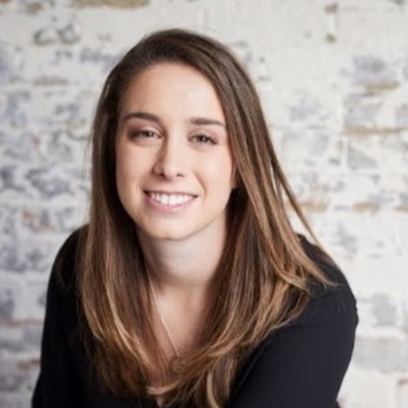 Profile Picture of Emily Weinberg (@emily_weinberg) on Poshmark