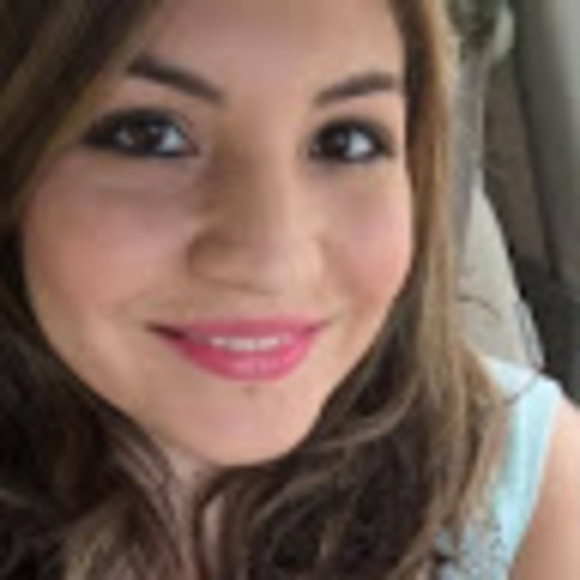 Profile Picture of Mia Hovinga (@miahovinga) on Poshmark