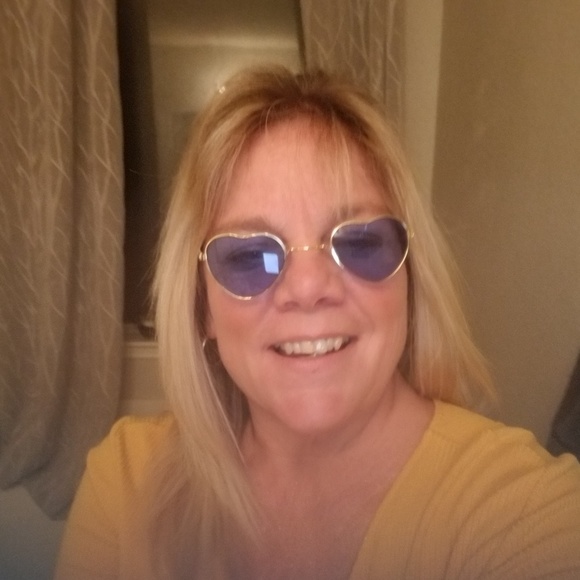 Profile Picture of Julie Curtis (@jules553) on Poshmark