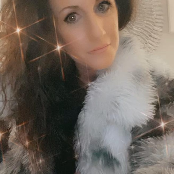 Profile Picture of Rena Doolin (@rena_amos) on Poshmark
