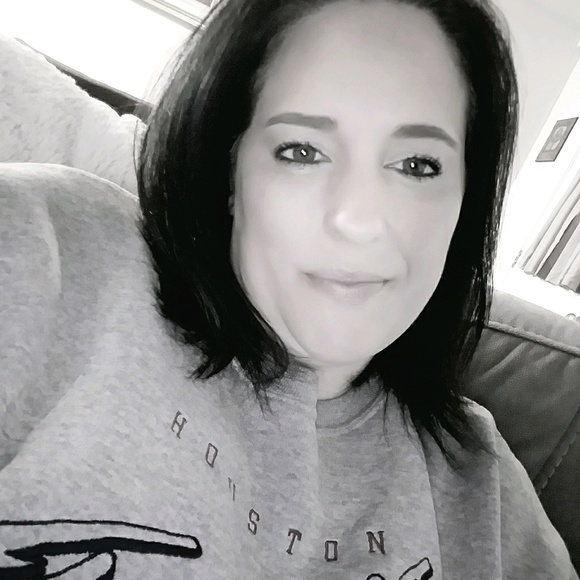 Profile Picture of Shari Lesniewski (@shari2129) on Poshmark