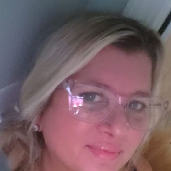 Profile Picture of Honey kim Pyle (@midcity26) on Poshmark
