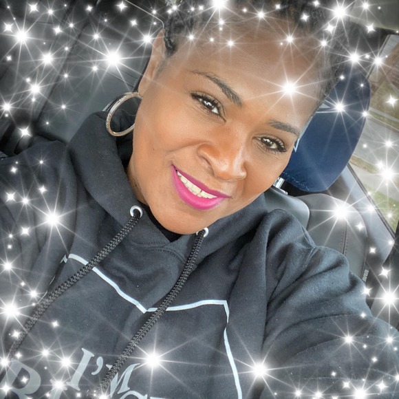 Profile Picture of Yedda Winbush (@yee68) on Poshmark