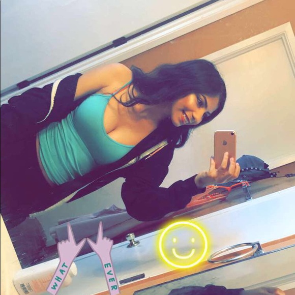 Profile Picture of Araceli Torres (@aracelitorresss) on Poshmark