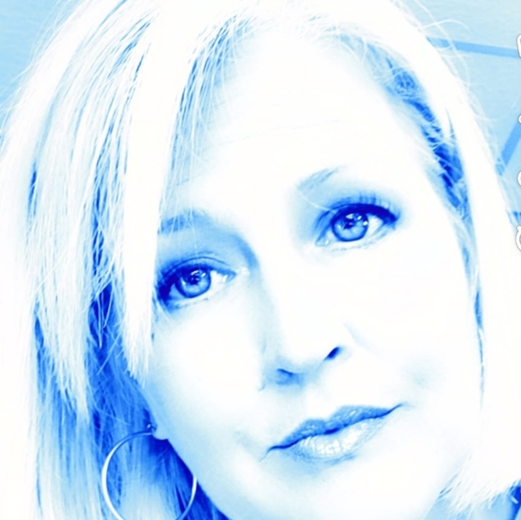 Profile Picture of Amy Johnston-calugaru (@amycalugaru) on Poshmark