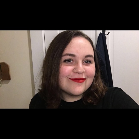 Profile Picture of Elizabeth Chartrand (@elizabethiguess) on Poshmark