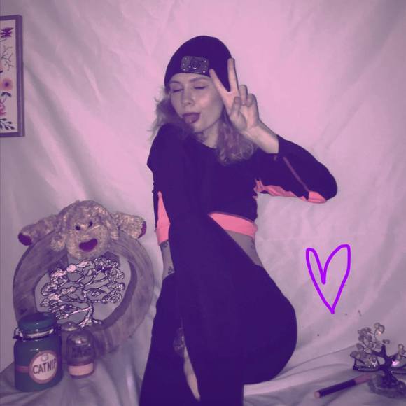 Profile Picture of Sumer Shilling (@sumershilling) on Poshmark