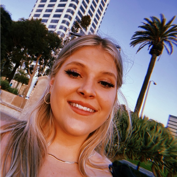 Profile Picture of Claire Okoniewski (@claireoko) on Poshmark