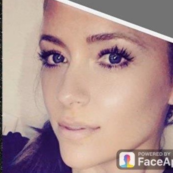 Profile Picture of Carrie Sciberras (@carebear84) on Poshmark