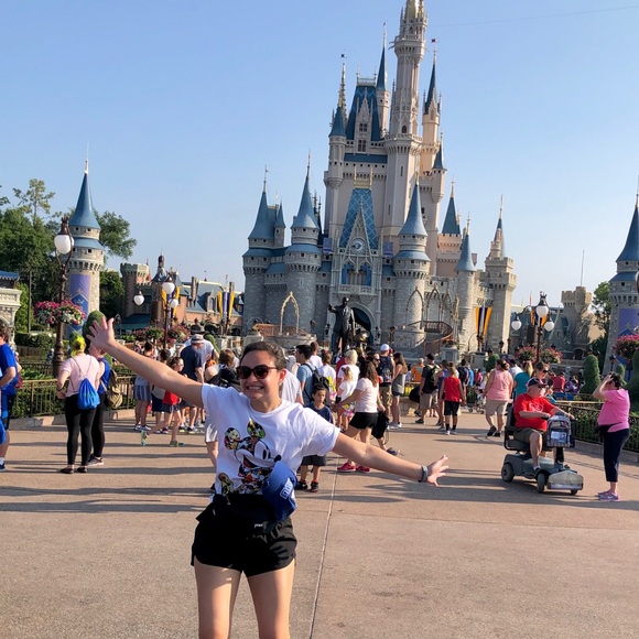 Profile Picture of Isabella Lepez (@bellalepez) on Poshmark