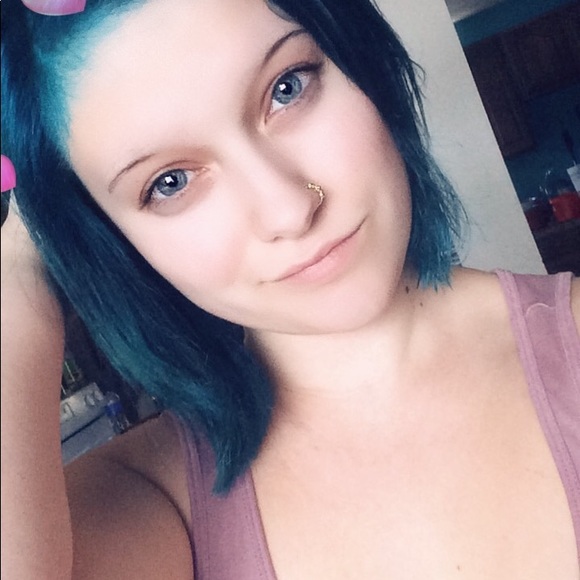 Profile Picture of Tatum Polman (@elixxive) on Poshmark