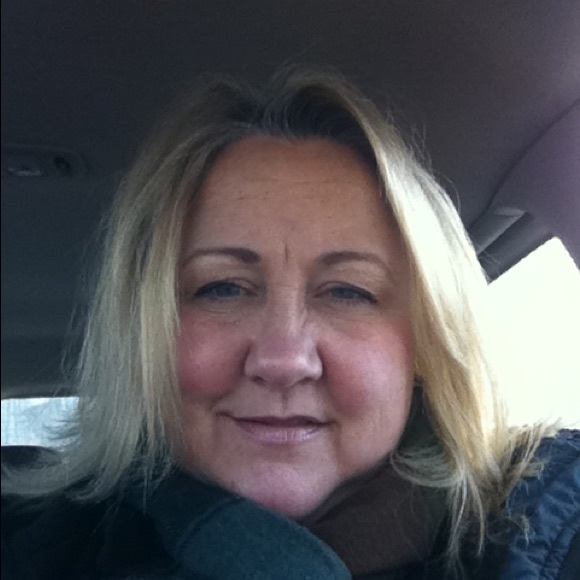 Profile Picture of Elizabeth Stabley (@establey) on Poshmark