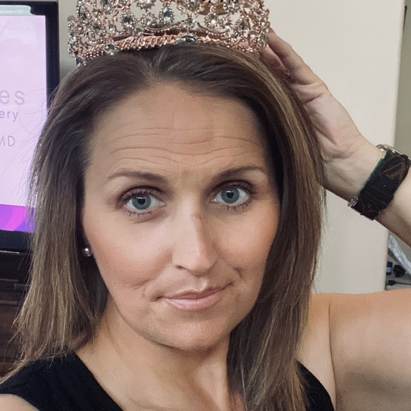 Profile Picture of Amy Waring (@amylwaring) on Poshmark