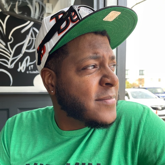 Profile Picture of Kevin Bennett (@kbennett605) on Poshmark