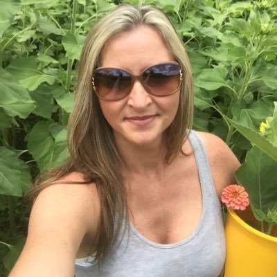 Profile Picture of Elizabeth Starnes (@lizstarnes) on Twitter