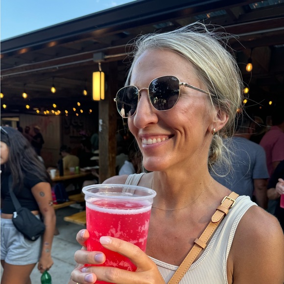 Profile Picture of Sara Puetz (@sjpuetz) on Poshmark