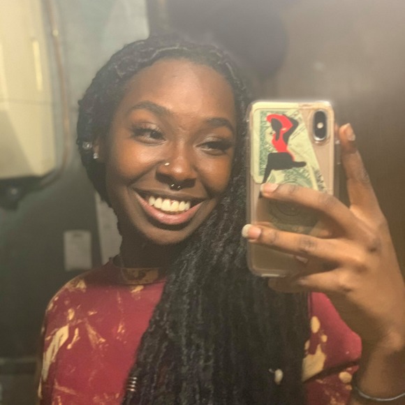Profile Picture of Arianna Rhoden (@ariannababyx) on Poshmark