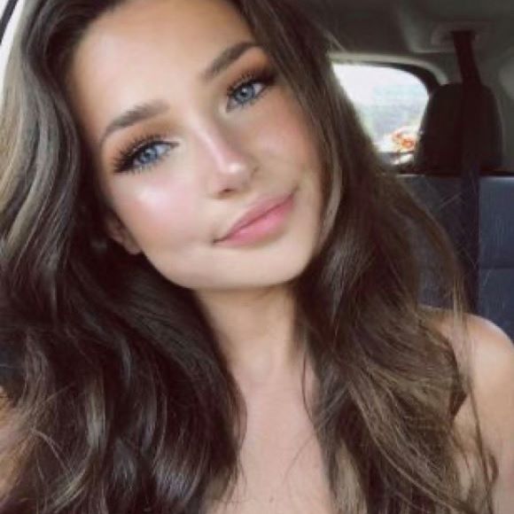 Profile Picture of Alexa Fontes (@alexafontes) on Poshmark