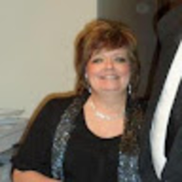 Profile Picture of Debra Roesing (@dbroesing62) on Poshmark