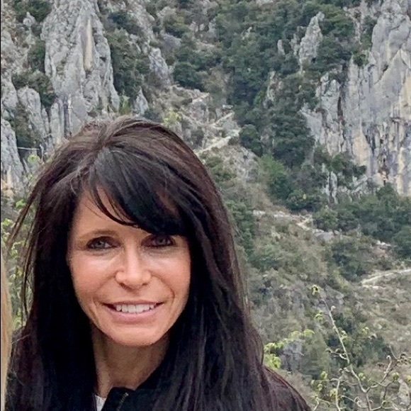 Profile Picture of Lisa Otis (@oclisalove) on Poshmark