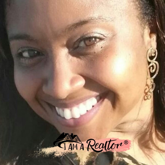 Profile Picture of Kathia Green (@kathiag7117) on Poshmark