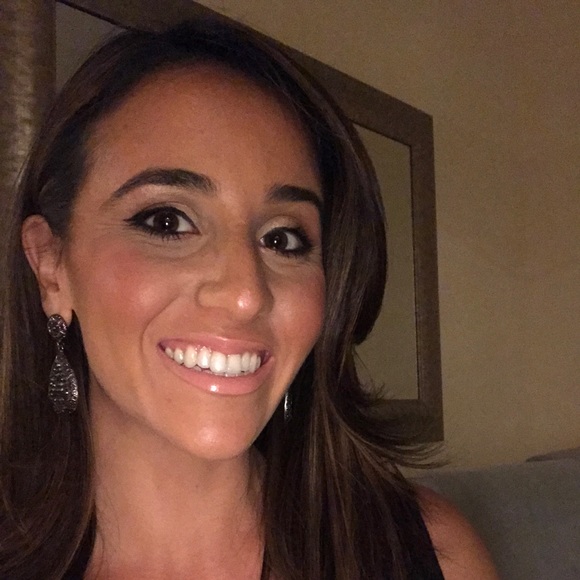 Profile Picture of Carly Hakimian (@carlyhak) on Poshmark