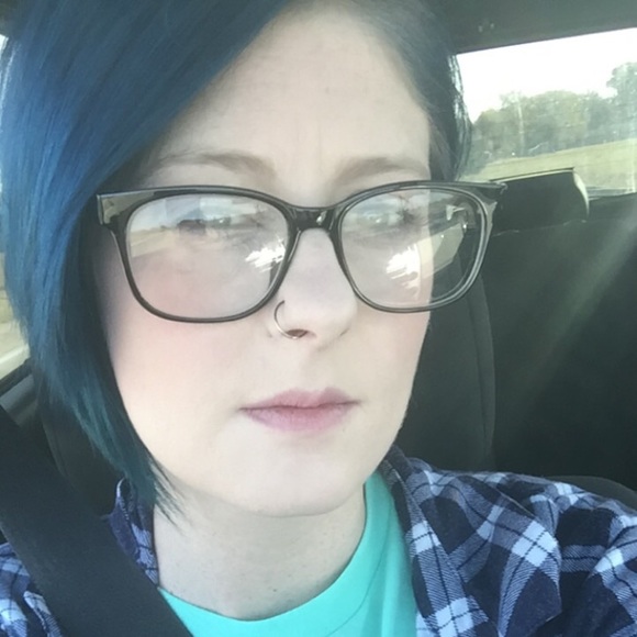 Profile Picture of Lyndsay Gloede (@louglo1317) on Poshmark