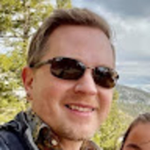 Profile Picture of Howard Tran (@howiertran) on Poshmark