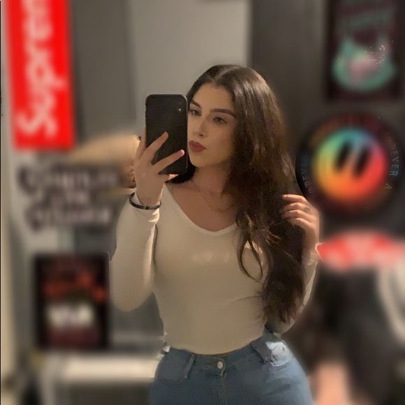 Profile Picture of Lucia Robles (@luciarobles574) on Poshmark