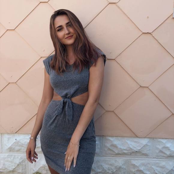 Profile Picture of Lauren Sinibaldi (@renpunzel) on Poshmark