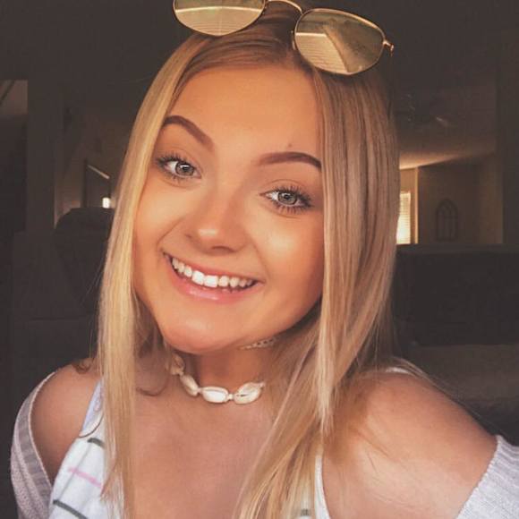 Profile Picture of Carli Griffis (@lolcarli) on Poshmark