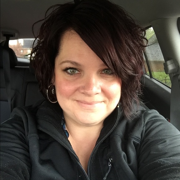 Profile Picture of Sylina Dorry (@godspinki) on Poshmark